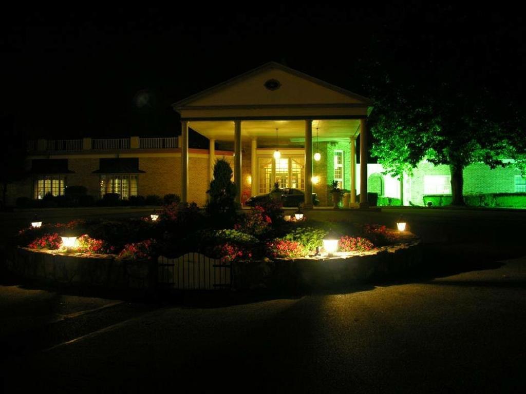 Hotel Carlisle & Embers Convention Center Экстерьер фото